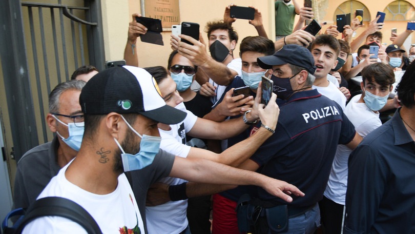 Suarez nella bufera: ha ottenuto la cittadinanza italiana con una truffa