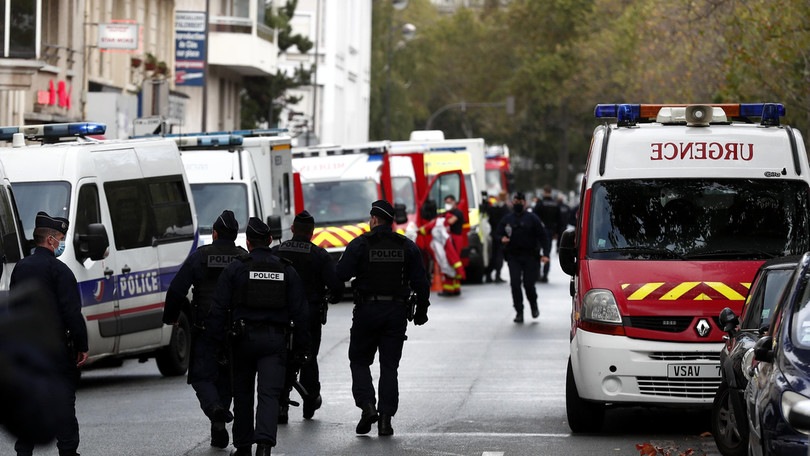 Parigi, 4 accoltellati vicino alla ex sede di Charlie Hebdo: 2 sono gravi