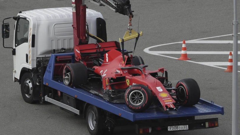 Gp Russia, qualifiche nere per la Ferrari: Hamilton in pole