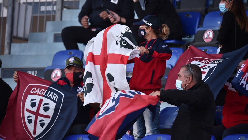 Cagliari, Daspo a 20 ultras per i fumogeni fuori dallo stadio