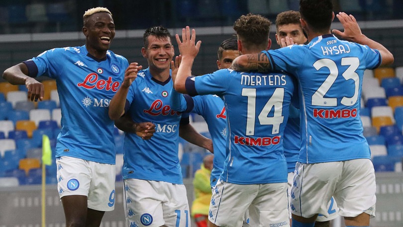 Napoli show, 6-0 al Genoa. Il Milan vince a Crotone: decidono Kessie e Brahim Diaz