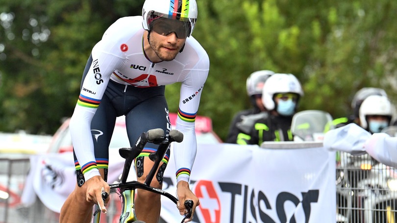 Giro d'Italia: trionfo Ganna a Palermo, è prima maglia rosa