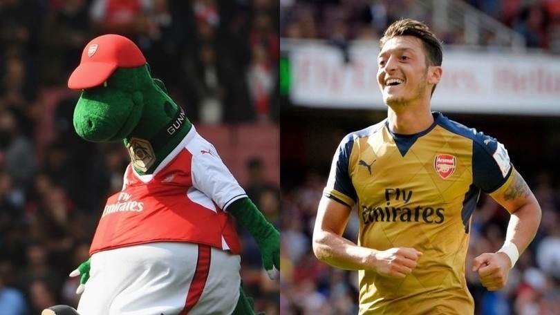 Arsenal, mascotte licenziata ma Ozil non ci sta: "Pagherò io lo stipendio"