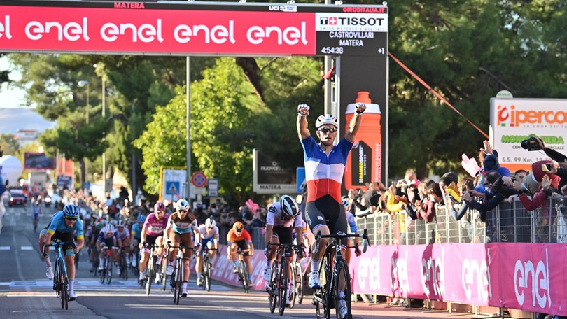 Demare firma il bis al Giro d'Italia, Almeida resta in maglia rosa