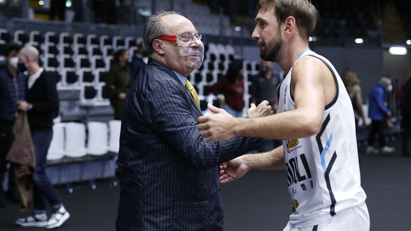 Poeta show da tre trascina Cremona, vince la Fortitudo
