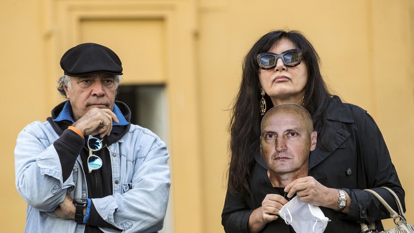 Montesano sbotta ai poliziotti: "La mascherina mi fa male"