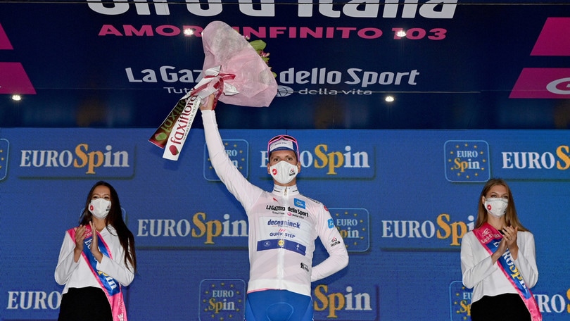 Giro d’Italia, Démare vince in volata a Rimini: Almeida resta il leader