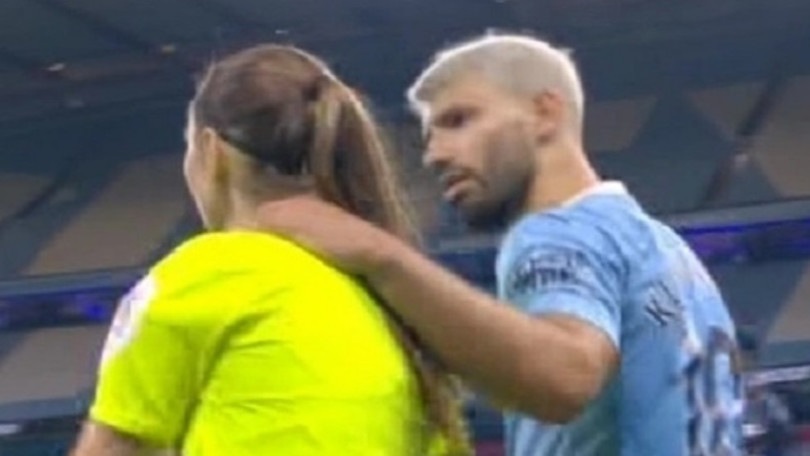 Bufera su Aguero: mano sulla spalla all'assistente donna