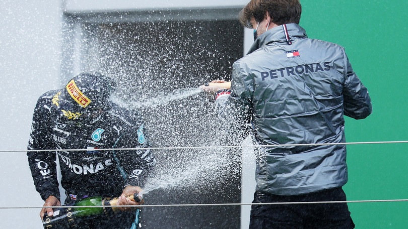 F1, Hamilton sul titolo: "Abbiamo ancora molte gare da disputare"