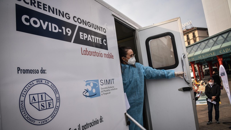 Coronavirus, De Micheli: "La gente si contagia in coda per fare il tampone"