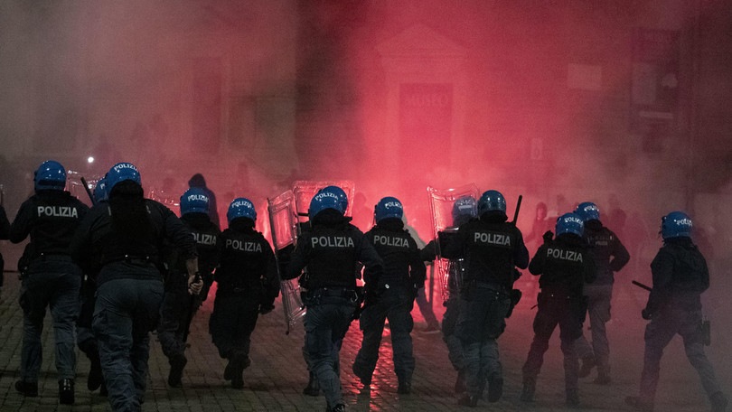 Coprifuoco nel Lazio, incidenti a Roma tra polizia e manifestanti