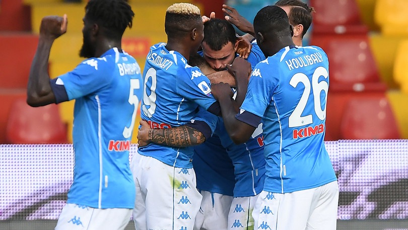 Un gioiello di Insigne e la firma di Petagna: il Napoli rimonta il Benevento