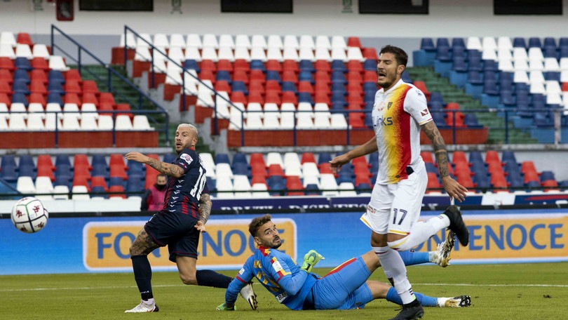 Cosenza e Lecce danno spettacolo: 1-1 firmato Coda e Gliozzi