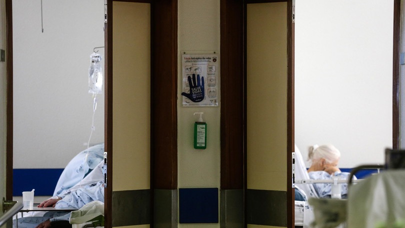 Coronavirus, blitz negazionisti negli ospedali di Torino: web in rivolta