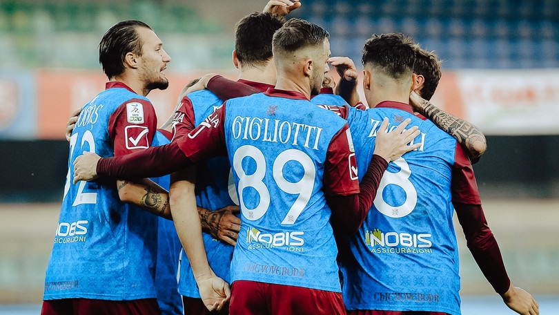 Serie B, il Chievo vola in testa. 4-4 show tra Vicenza e Pisa, frena il Brescia