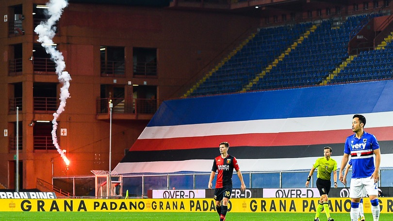 Sampdoria-Genoa senza tifosi: piovono fumogeni con il paracadute