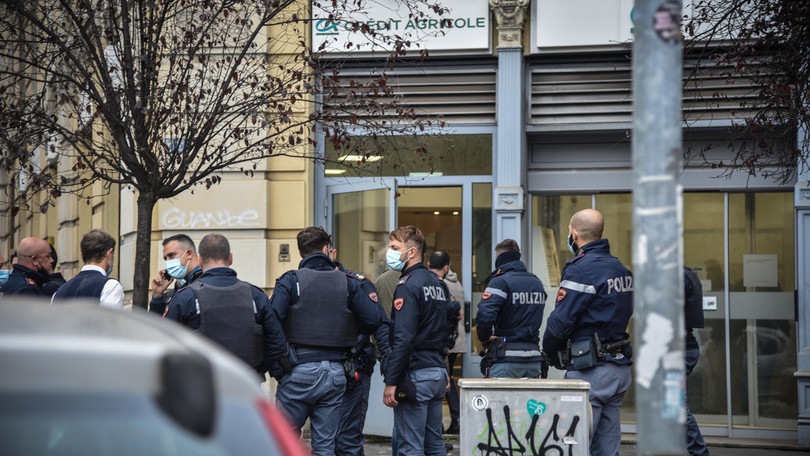 Rapina a Milano, i malviventi scappano dai tombini: ostaggi illesi
