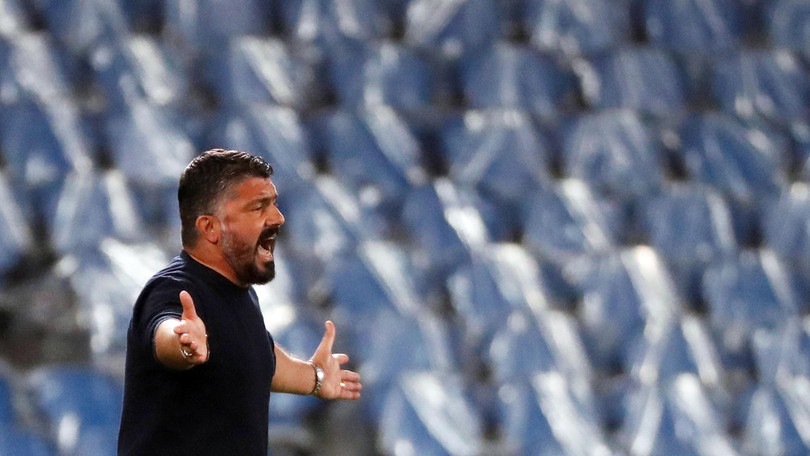 Il Napoli rinvia la partenza per Bologna: problemi con il volo