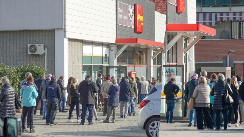 Coronavirus, a Torino code davanti ai supermercati