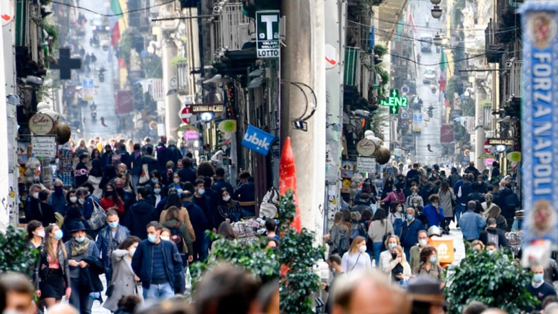 Coronavirus, a Napoli tanta gente per strada