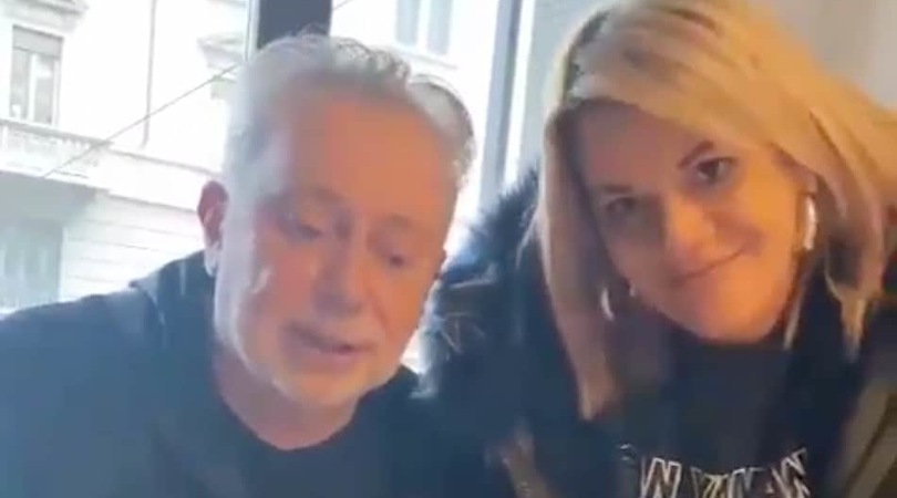 Angela da Mondello firma con Lele Mora, ma un dettaglio scatena la bufera