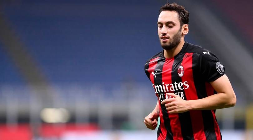 MIlan, tutto l'ambiente è furibondo con Calhanoglu