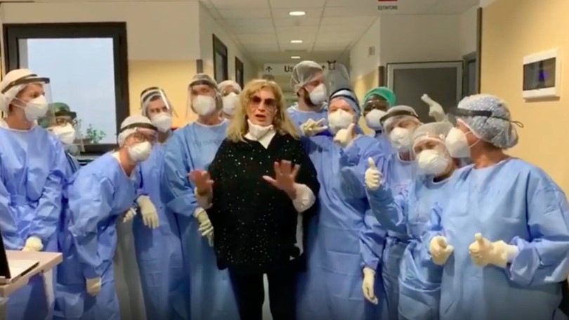 Coronavirus, Iva Zanicchi dimessa dall'ospedale: "Torno a casa, grazie agli eroi che ci curano"
