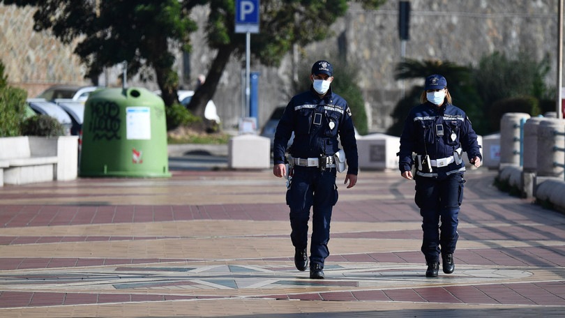Genova, bisognosi in fila alla mensa multati per assembramento