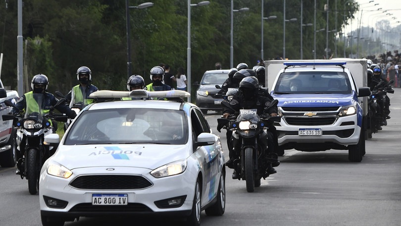 Il corpo di Maradona sull’auto della polizia scientifica