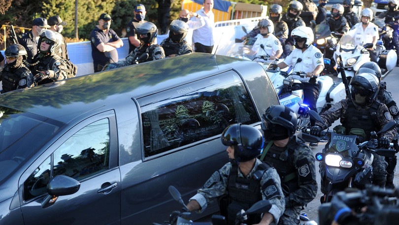 Funerale Maradona, corteo funebre da brividi: sepolto con una bandiera argentina