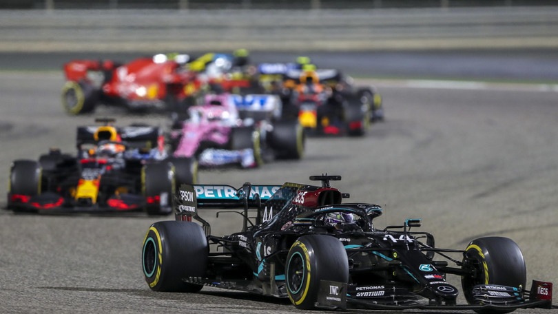 GP Bahrain, ennesimo flop della Ferrari: domina Hamilton