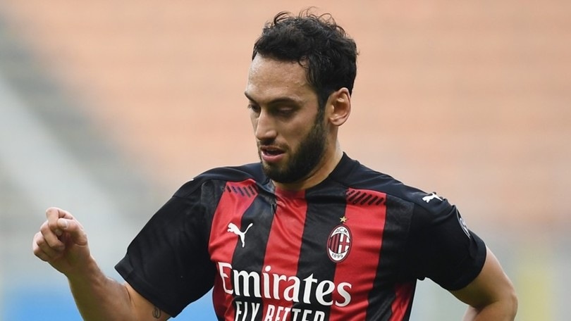 Calhanoglu, una svolta col Milan entro Natale: Paratici attende