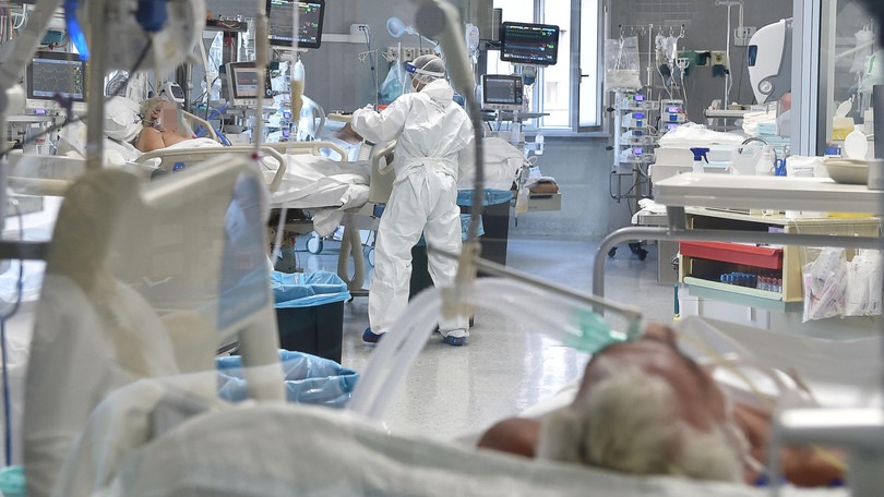 Coronavirus in Italia: 785 morti, ma calano i ricoveri