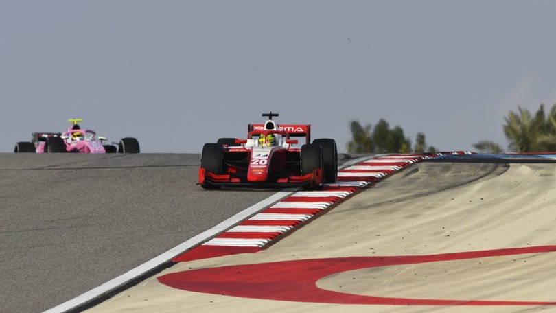 F2, Sakhir: Mick Schumacher limita i danni nella Feature Race, titolo vicino