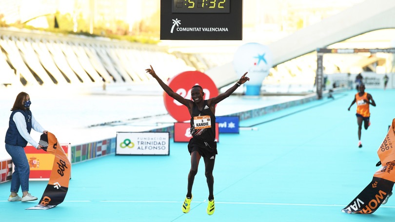 Kandie è da record mondiale sui 21km. Valencia è strabiliante