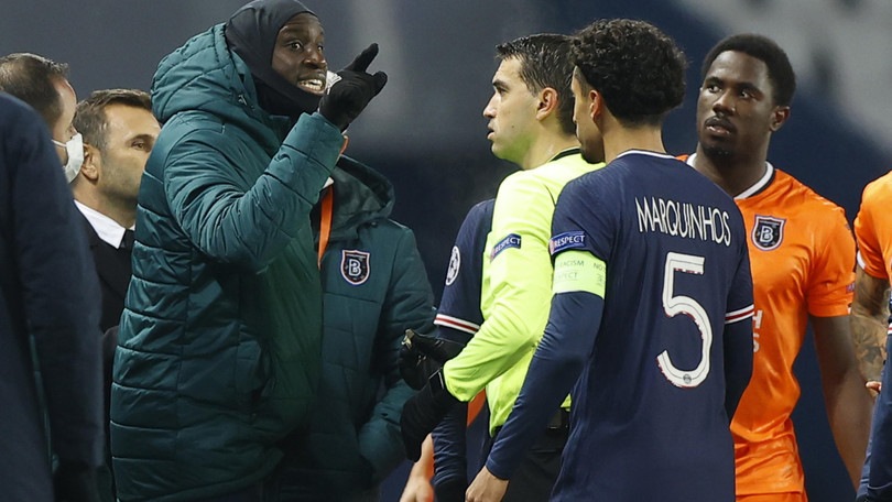 Psg-Basaksehir nel caos, frase razzista del quarto uomo e squadre negli spogliatoi
