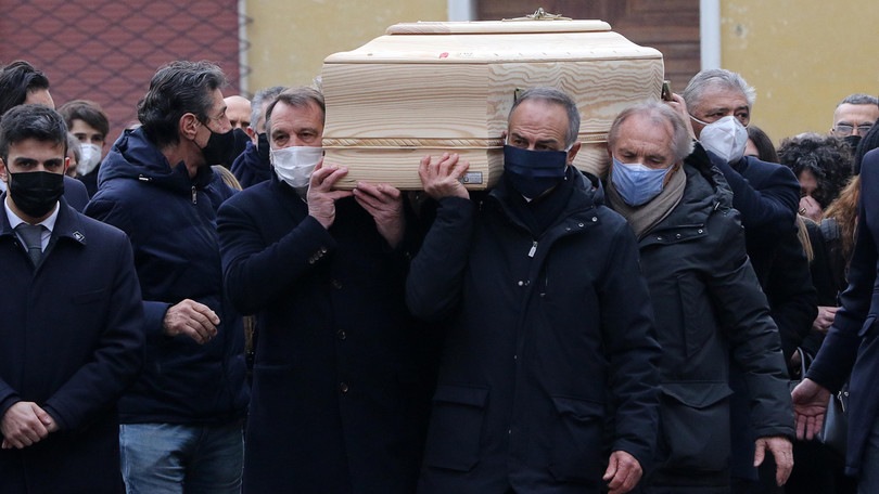 Funerali Paolo Rossi, feretro portato a spalla dai compagni dell'82