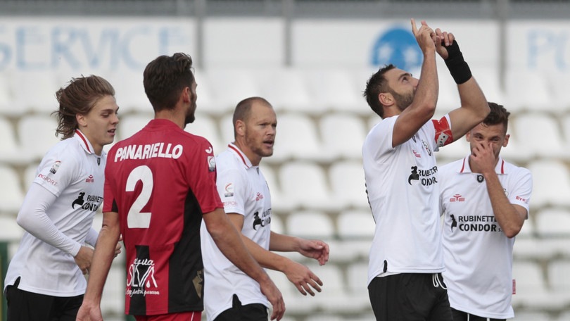 L'Albinoleffe stoppa la Pro Vercelli sul 2-2. Carrarese ko a Como