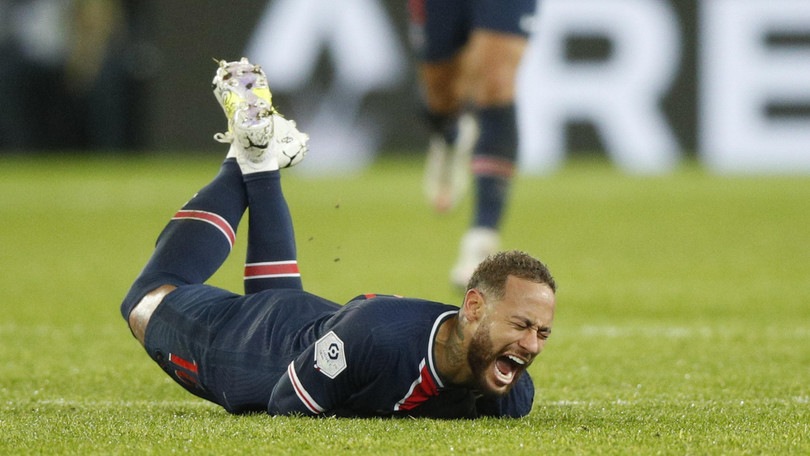 Infortunio Neymar, padre furioso: "Serve il Var per vedere questa violenza?"