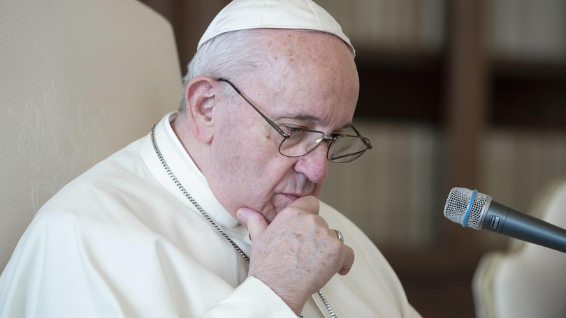 Il Papa: "Sarà Natale di restrizioni e disagi. Viviamolo veramente al di fuori del consumismo"