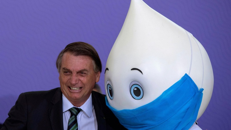 Vaccino Covid, Bolsonaro intervistato dal figlio: "Corsa ingiustificata"