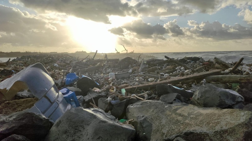 Fiumicino, mareggiata e raffiche di vento: strada invasa da rifiuti