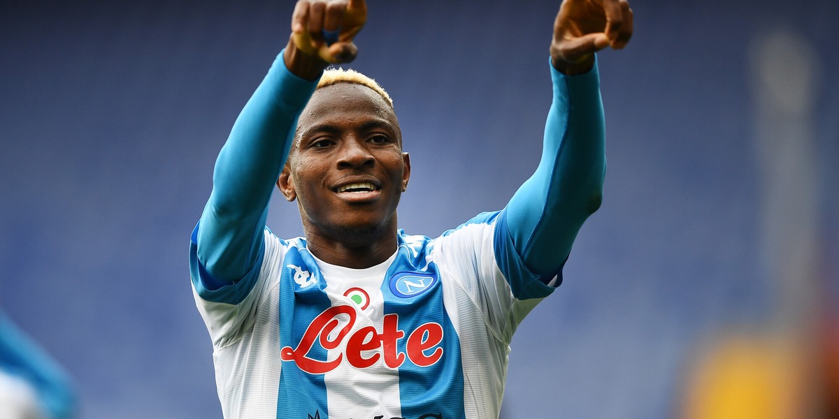 Osimhen e Ruiz trascinano il Napoli. La Lazio vince allo scadere