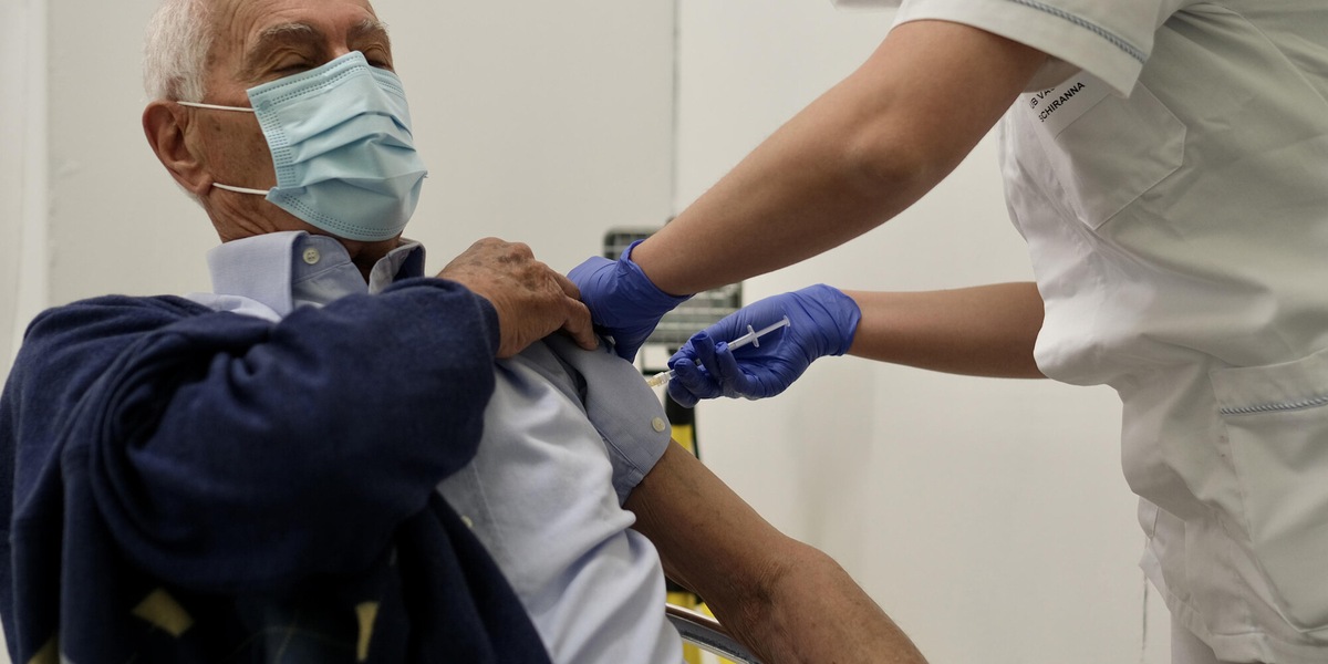 Vaccini in Italia: Figliuolo, prima dose a 70% degli over 80