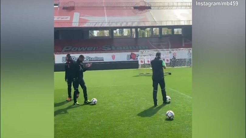 Balotelli, super punizione in allenamento!