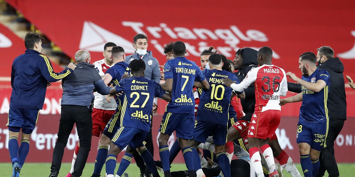 Il Lione batte il Monaco, rosso a De Sciglio nella rissa finale