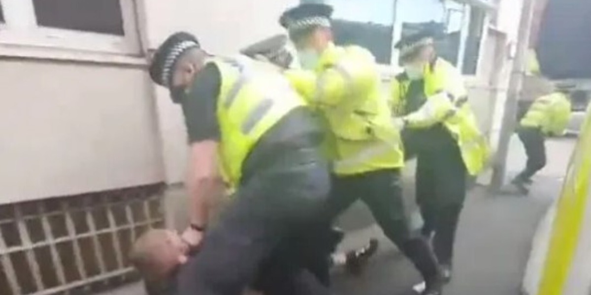 Follia a Manchester, un poliziotto picchia un tifoso durante la protesta