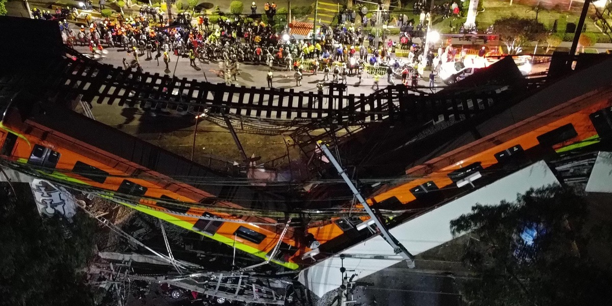 Città del Messico, ponte crolla al passaggio della metropolitana
