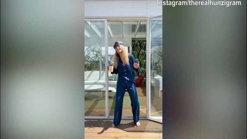 Michelle Hunziker sul balcone a cantare in pigiama