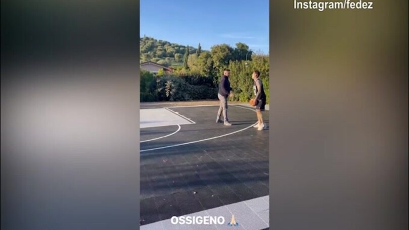 Fedez, quanti numeri nel campo di basket